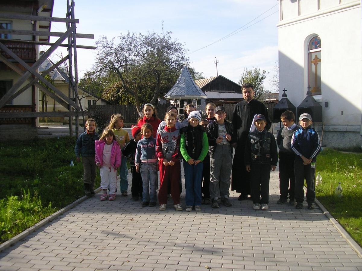 Împreună cu cei mici în curtea Bisericii 